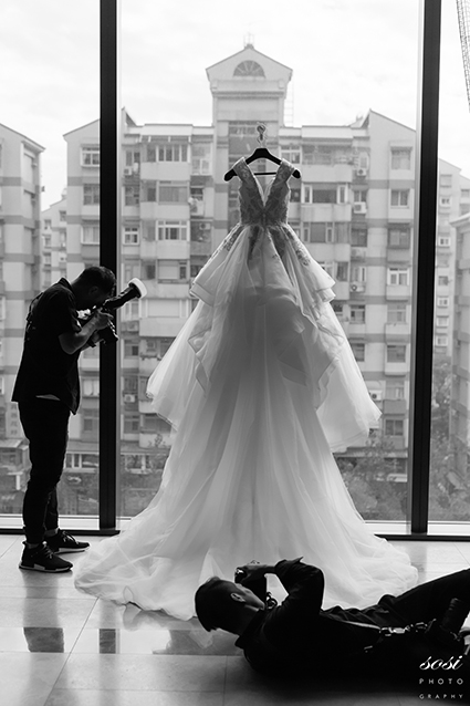 婚禮知識 | 婚禮時 我的攝影師都在做什麼？吳思顏 Ann 婚禮側拍直擊大公開｜sosi婚紗